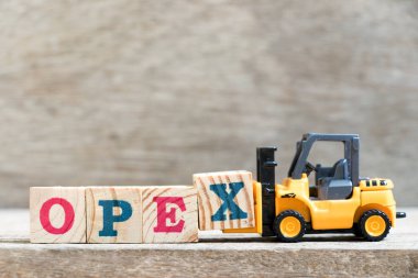 Oyuncak forklift tutun mektup blok ahşap arka plan üzerinde kelime opex (kısaltma işletim gideri) x