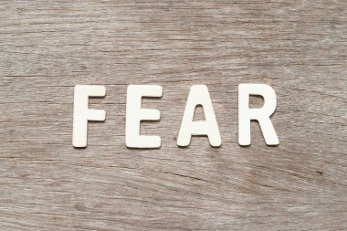 Alfabe harf kelime korku ahşap arka plan üzerinde