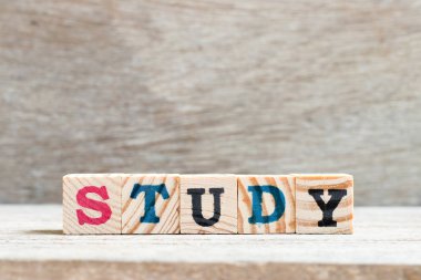 Tahta zemin üzerine kelime çalışmasında harf bloğu