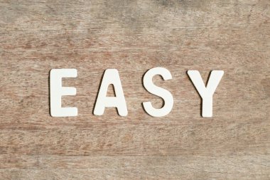 Ahşap arka plan üzerinde kolay Word'de alfabesi mektubu