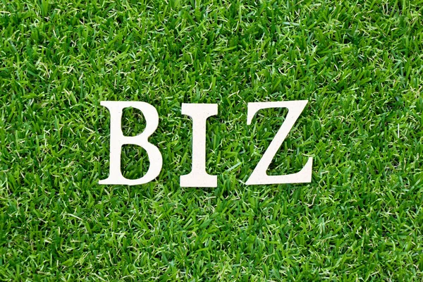 緑の草の背景に単語 (ビジネスの略) の木文字 — ストック写真