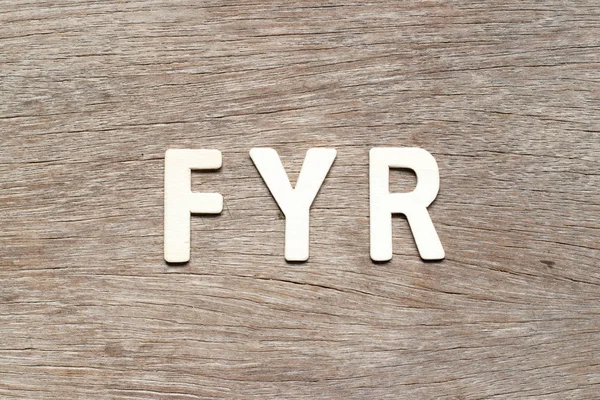 Litera alfabetu w słowie FYR (skrót od odniesienia) na tle drewna — Zdjęcie stockowe