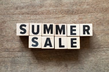 Ahşap arka plan üzerinde kelime yaz satış mektup blok