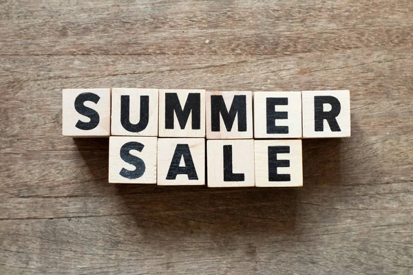 Ahşap arka plan üzerinde kelime yaz satış mektup blok