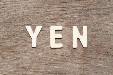 Tahta arka planda yeni harfi ile alfabe harfi