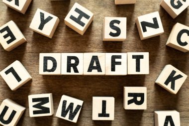 Mektup ahşap arka plan üzerinde başka bir blok ile kelime taslağında engellemek