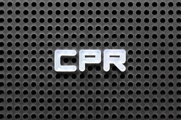 Пегборд черного цвета с белой буквой в слове CPR (аббревиатура сердечно-легочной реанимации) ) — стоковое фото
