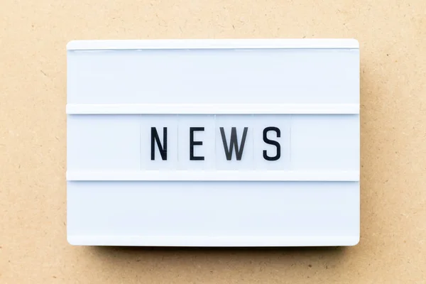 Kelime haber tahta arka plan ile beyaz lightbox — Stok fotoğraf