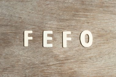 Alfabe harf Word (ilk önce dışarı süresi) Fefo ahşap arka plan üzerinde