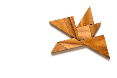 Beyaz arka plan üzerinde kuş uçan ahşap tangram bulmacanın