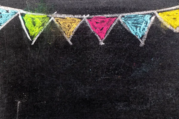 Dessin à la craie colorée en forme de drapeau suspendu sur fond de tableau noir — Photo