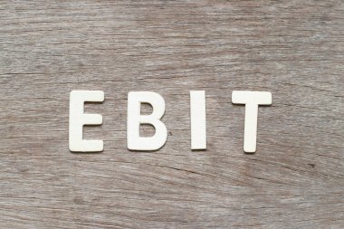 Sözcük Ebit alfabe mektubu (faiz ve vergiler önce kazanç kısaltması) ahşap arka planda