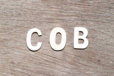 Ahşap arka planda kelime COB (iş yakın kısaltma) alfabe mektubu