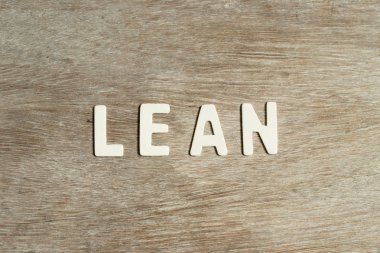 Kelimesi kelimesine alfabe harfi tahtaya dayanır