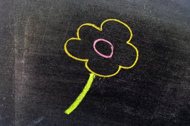 Tahta arka plan üzerinde çiçeklenme çiçek şekli renk tebeşir çizim