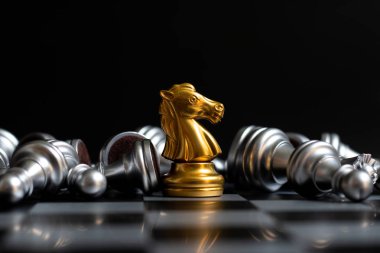 Altın Şövalye satranç parçası siyah arka planda piyon uzanarak kazanmak