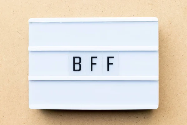 Λευκό φωτεινό κουτί με λέξη κολλητός (συντομογραφία του καλύτερου φίλου για πάντα) σε φόντο ξύλου — Φωτογραφία Αρχείου