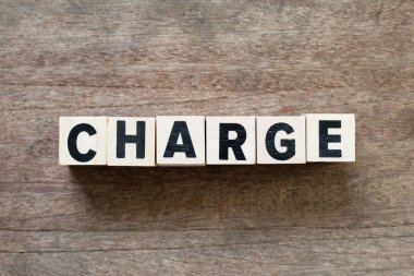 Ahşap arka planda kelime şarj mektubu bloğu