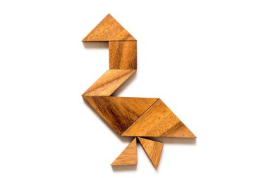 Beyaz arka planda ördek veya kuğu şeklinde ahşap Tangram bulmaca