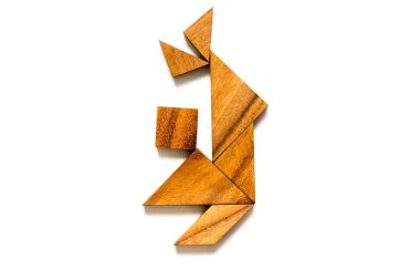 Beyaz arka planda (kavramı mutluluk, sevinç için adam şekil dans ahşap tangram bulmacanın)