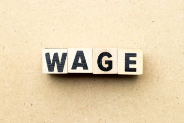 Mektup blok ahşap arka plan üzerinde kelime ücret