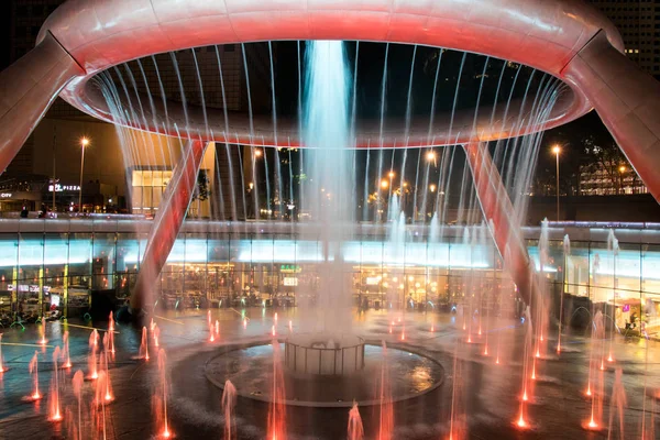 Singapore - 7 mei 2017: Fountain of Wealth is de destinatioin van de beroemde reizen gevestigd in Suntec torens, Singapore. — Stockfoto