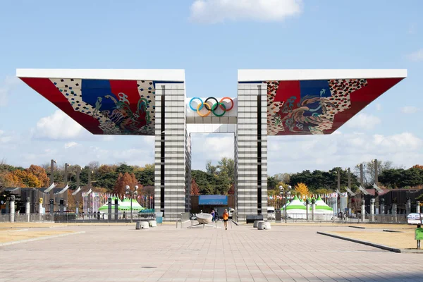 Seúl, Corea del Sur, 9 de noviembre de 2018: Puerta de la Paz Mundial localizada en el Parque Olímpico, Seúl, Corea del Sur —  Fotos de Stock