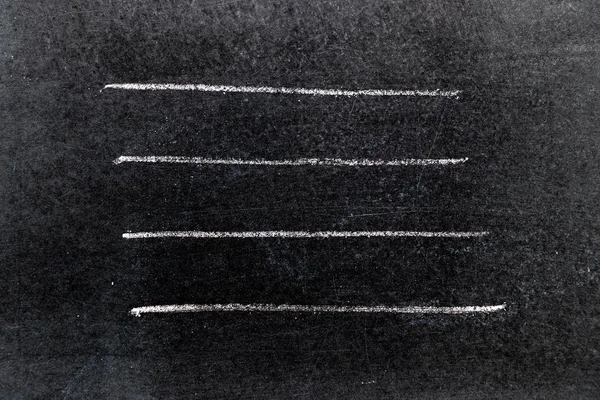 Білий крейдяний малюнок у формі лінії на фоні чорної дошки — стокове фото