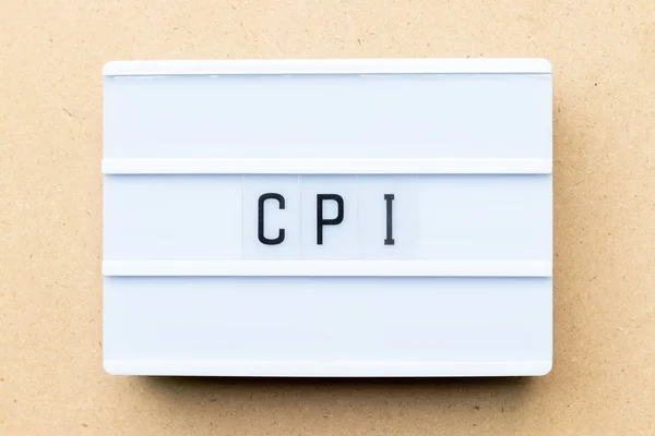 White lightbox ze słowem Cpi (skrót od wskaźnika cen konsumpcyjnych) na tle drewna — Zdjęcie stockowe