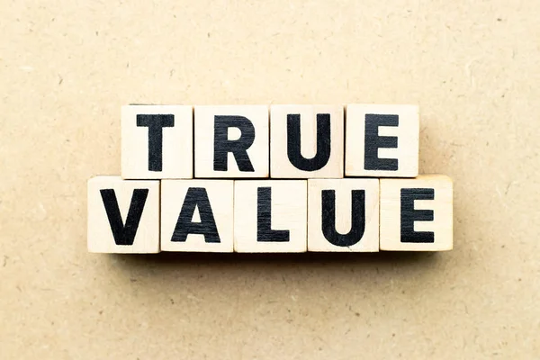 Літерний блок у слові true value на фоні дерева — стокове фото