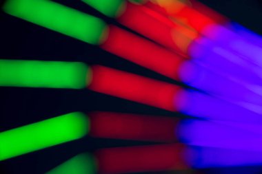 Soyut çok renkli floresan siyah arka plan üzerine