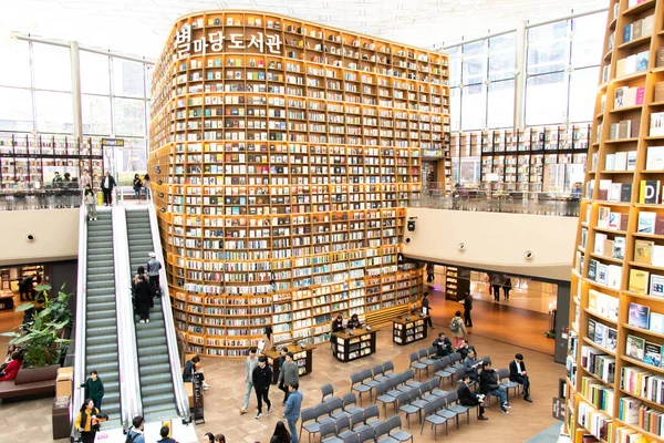 서울, 한국, 2018년 11월 9일 :스타필드 도서관은 서울 코엑스몰로 위치하며, 이곳은 유명한 여행지입니다. — 스톡 사진