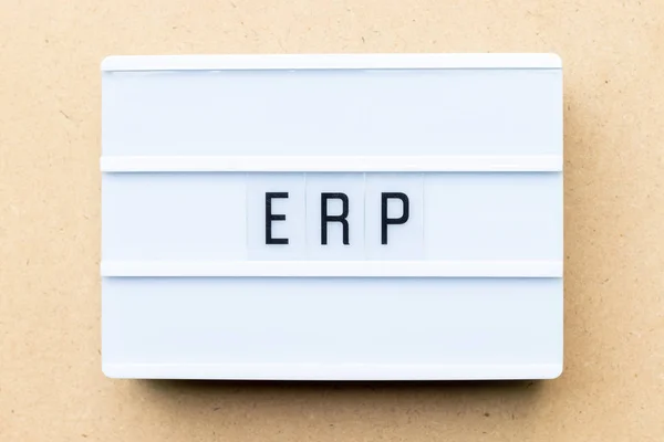 木製の背景に単語Erp (Enterprise Resource Planning)の白いライトボックス — ストック写真