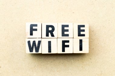 Ahşap arka plan üzerinde kelime ücretsiz wifi harf blok