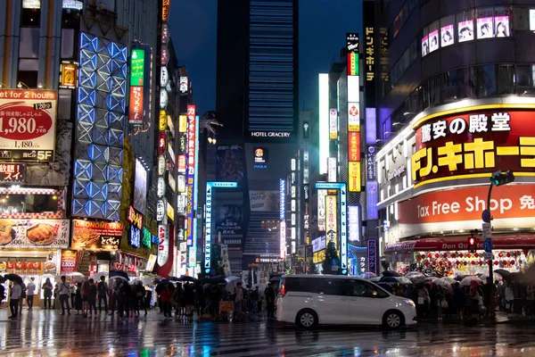 Tóquio, Japão - 1 de maio de 2019: Multidão espera para atravessar a estrada na rua em frente ao distrito de Kabukicho, em Tóquio, Japão. Kabukicho é a rua que tem godzilla cabeça no hotel graça, entretenimento e bar . — Fotografia de Stock