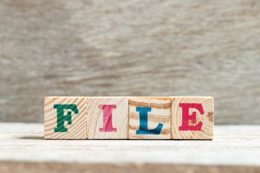 Ahşap arka planda word dosyasında harf bloğu