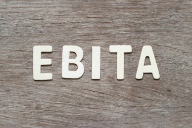 Tahta zemin üzerinde EBITA (faizden önce kazancın kısaltması, vergiler ve amortisman) harfleriyle alfabe harfi
