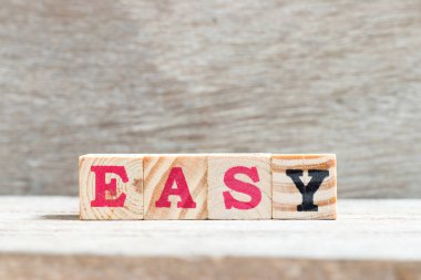 Ahşap arka planda word kolay mektup bloğu