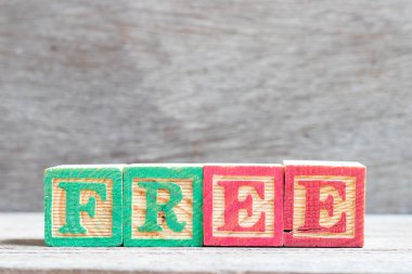 Ahşap arka planda word ücretsiz renkli harf bloğu