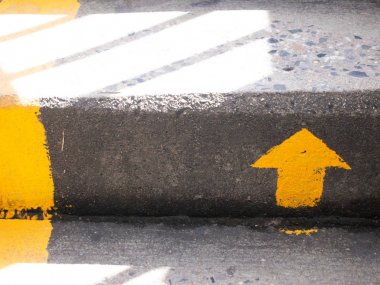 Beton merdivenlerde sarı ok boyası.