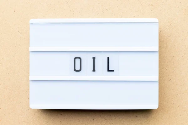 Λευκό lightbox με λέξη πετρελαίου σε φόντο ξύλο — Φωτογραφία Αρχείου