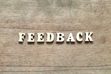 Mektup blok ahşap arka plan üzerinde kelime geribildirim