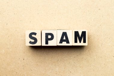 Ahşap arka planda kelime spam harf bloğu