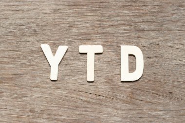 Ytd kelimesindeki alfabe harfi (yılın tarihi kısaltması) ahşap arka planda