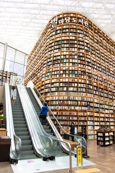 Seúl, Corea del Sur, 9 de noviembre de 2018: Gente no identificada camina, lee las visitas turísticas en la Biblioteca Starfield ubicadas como centro comercial Coex, Seúl y este es el famoso destino de viaje —  Fotos de Stock