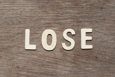 Kelime alfabe harfi ahşap arka plan üzerinde kaybetmek