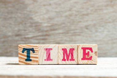 Ahşap arka planda kelime zamanında alfabe harf bloğu