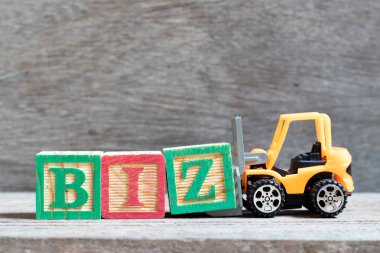 Toy forklift harf blok Z tamamlamak için kelime iş (iş kısaltması) ahşap arkaplan