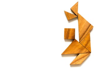 Beyaz arka planda (kavramı mutluluk, sevinç için adam şekil dans ahşap tangram bulmacanın)