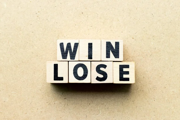 Letra bloque en la palabra ganar perder en el fondo de madera (Concepto de teoría de juegos ) — Foto de Stock